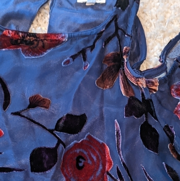 EN Creme Cold Shoulder Top With Velvet Flowers - Picture 9 of 9